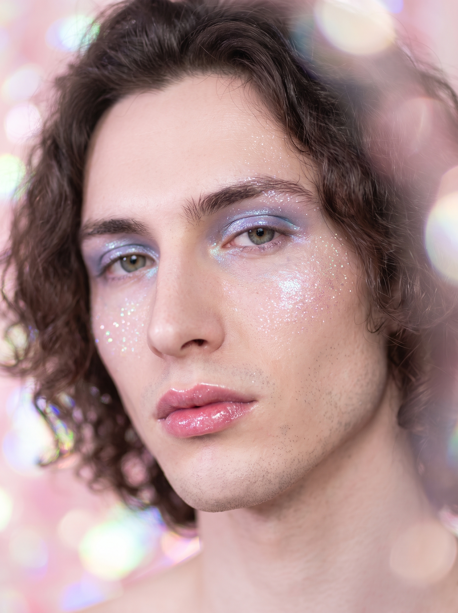 Bubblegum Y2K grožis artimu planu su plačiai atidarytu svajingu bokeh